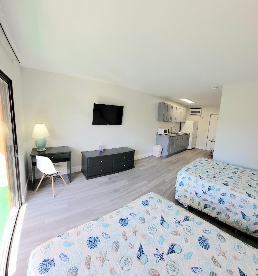 Satellite Motel St. Pete Beach Eksteriør billede